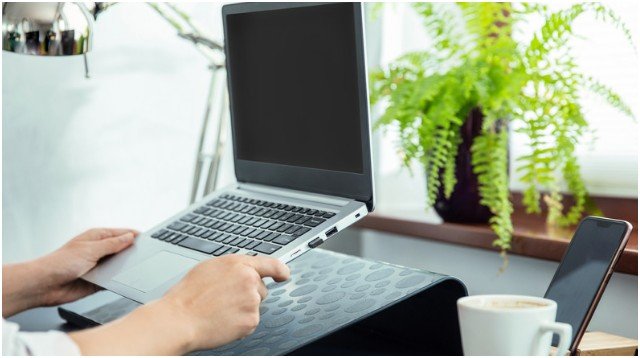 A Sturdy Folding Laptop Stand