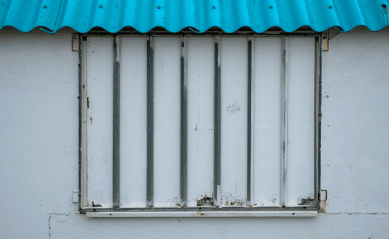 Visible Cracks And Warping